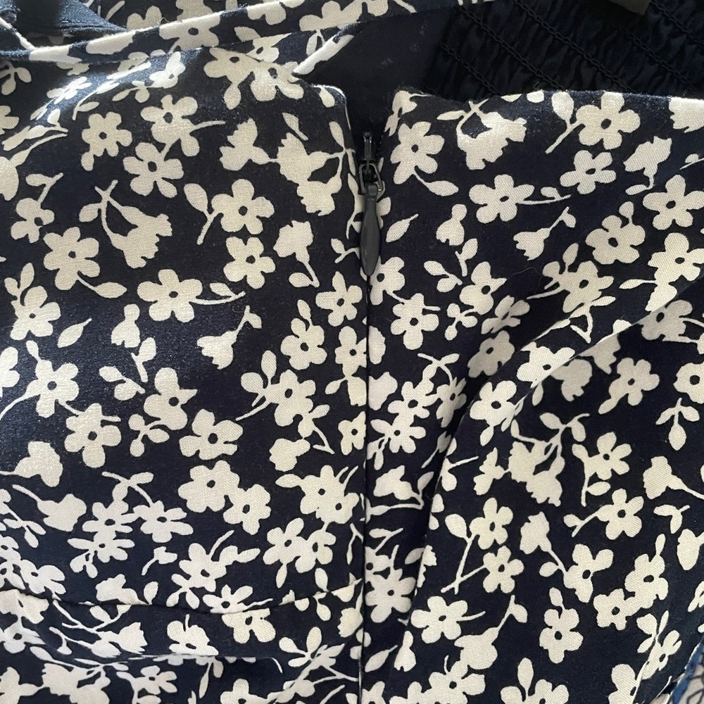 J. Crew Navy and White Tie Front Floral Jumpsuit Size 6 - Picture 6 of 7